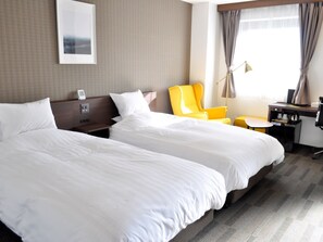 Skrivbord, strykjärn/strykbräda och sängkläder