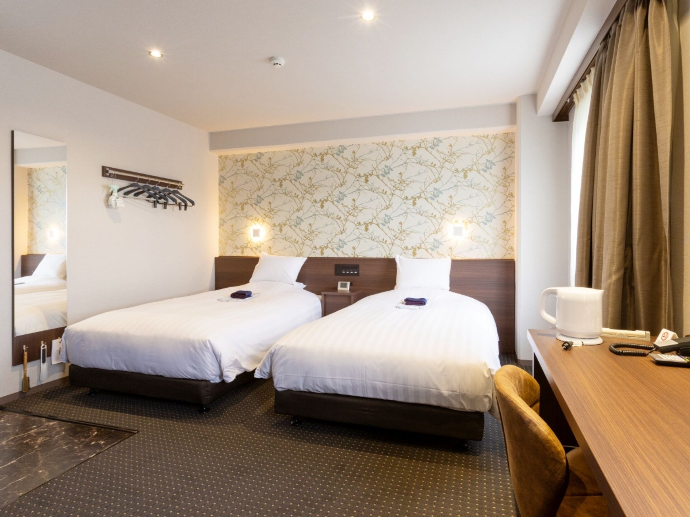 Escritorio, tabla de planchar con plancha y ropa de cama 