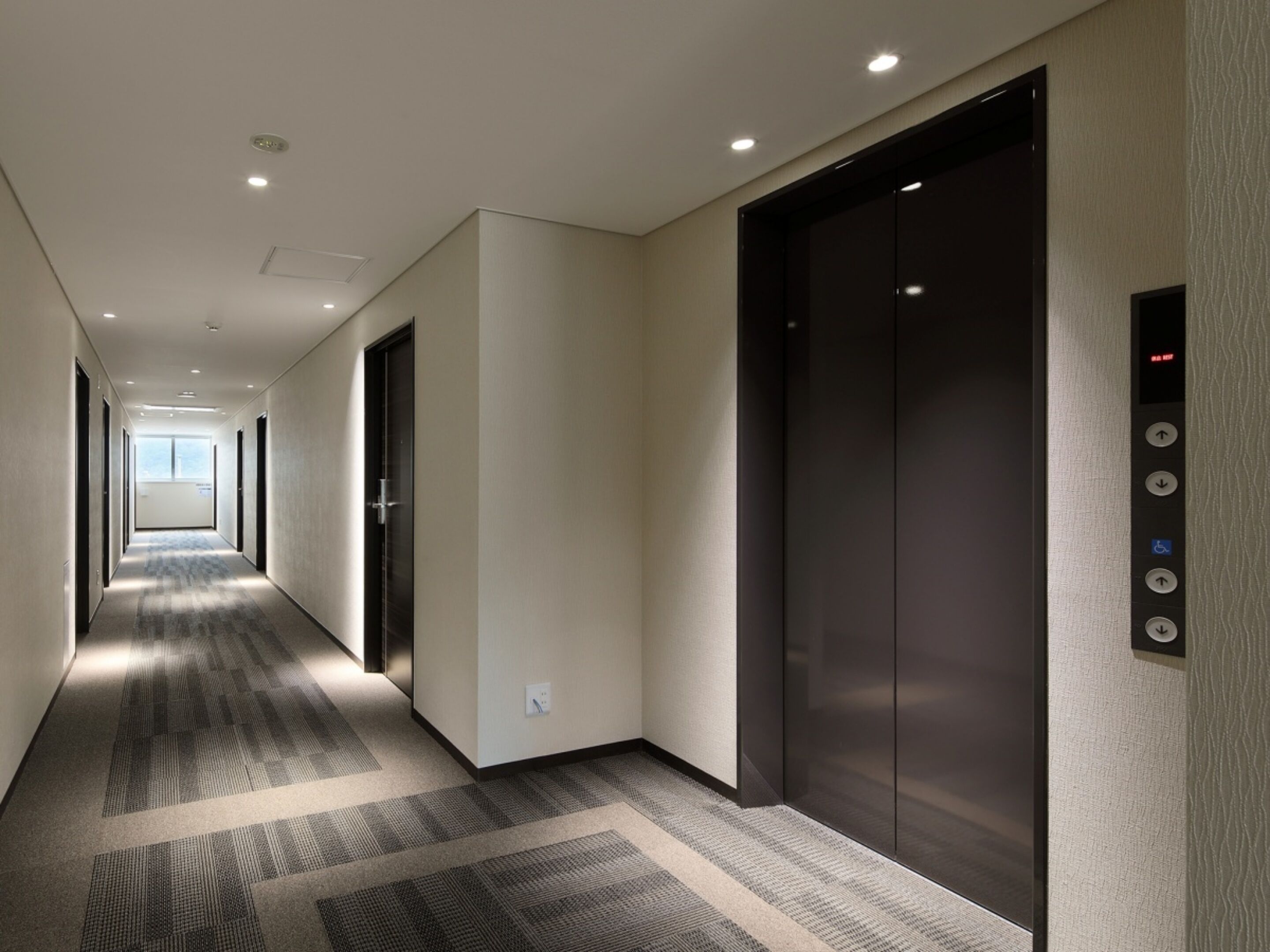 مكتب ومكواة/لوح كي وملاءات أسرّة