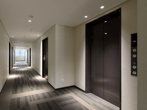 Skrivebord, strykejern/-brett og sengetøy