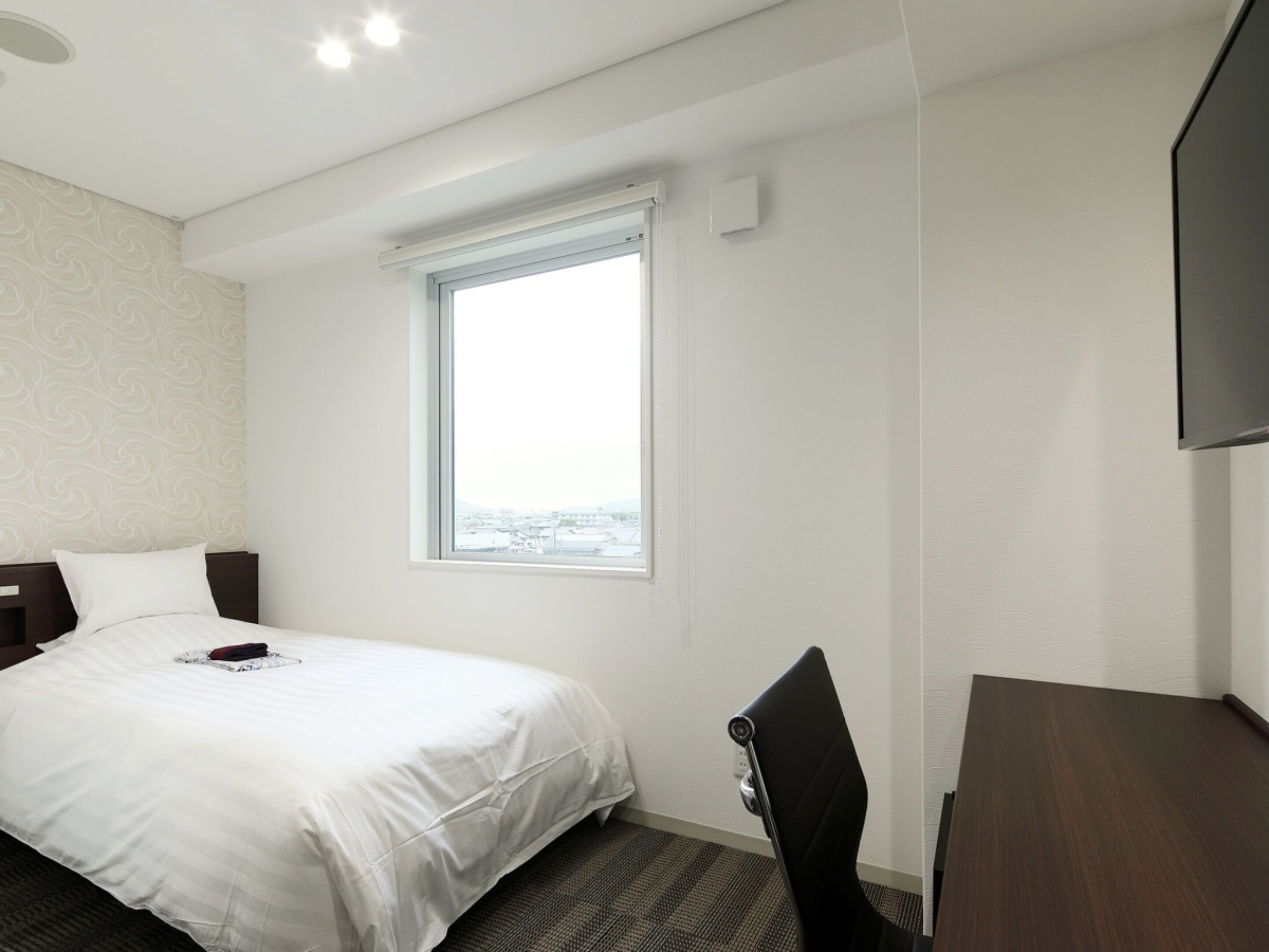 Escritorio, tabla de planchar con plancha y ropa de cama 