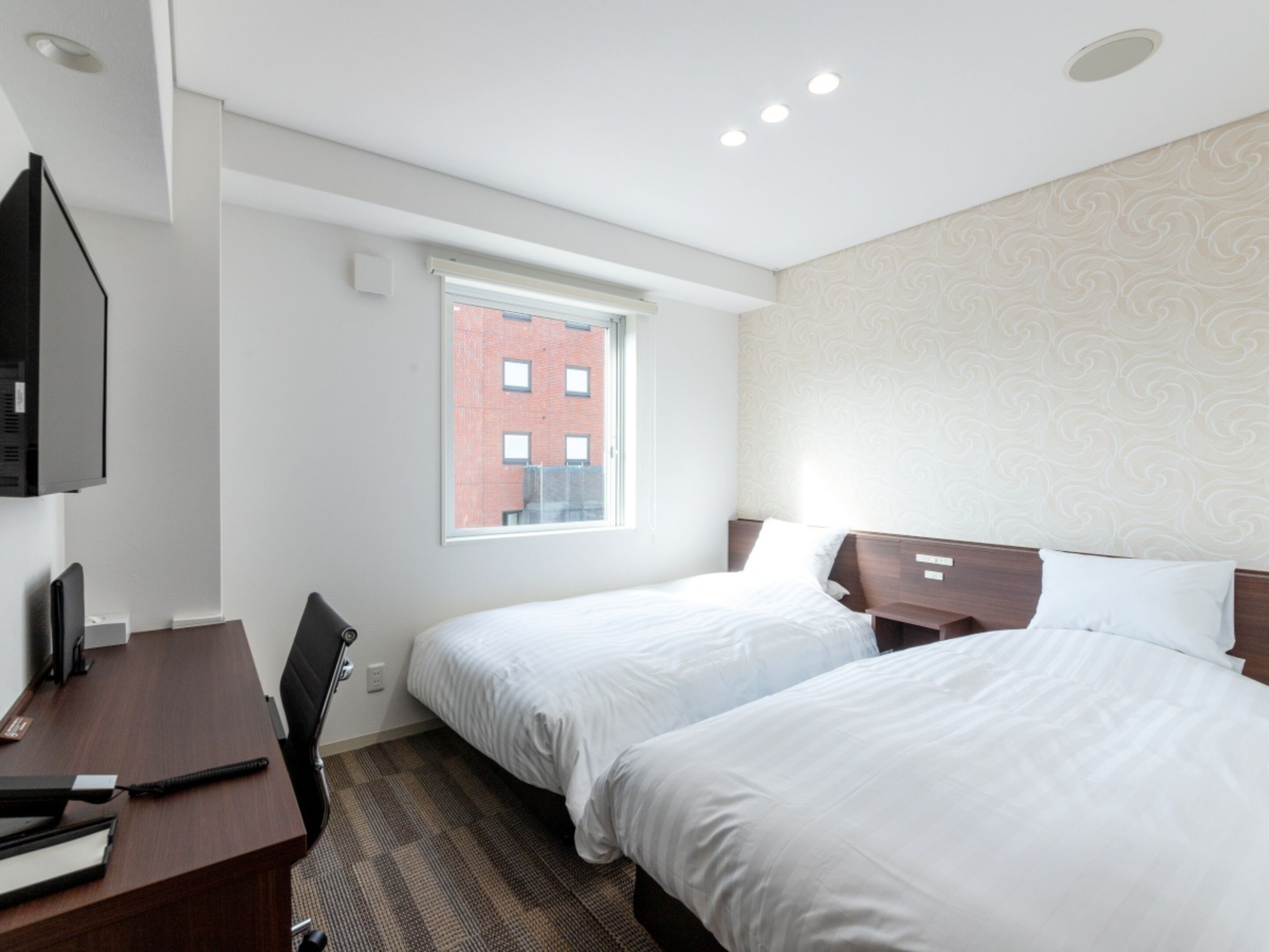 Habitación superior con 2 camas individuales, para no fumadores | Escritorio, tabla de planchar con plancha y ropa de cama 