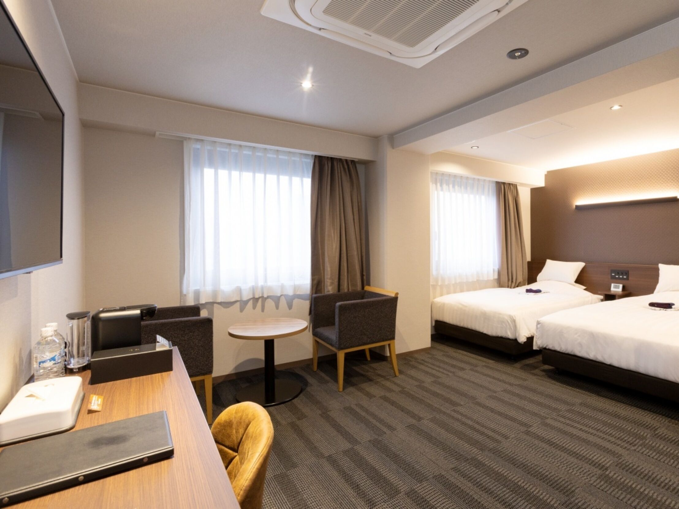 Habitación triple Premium, 3 habitaciones, para no fumadores | Escritorio, tabla de planchar con plancha y ropa de cama 