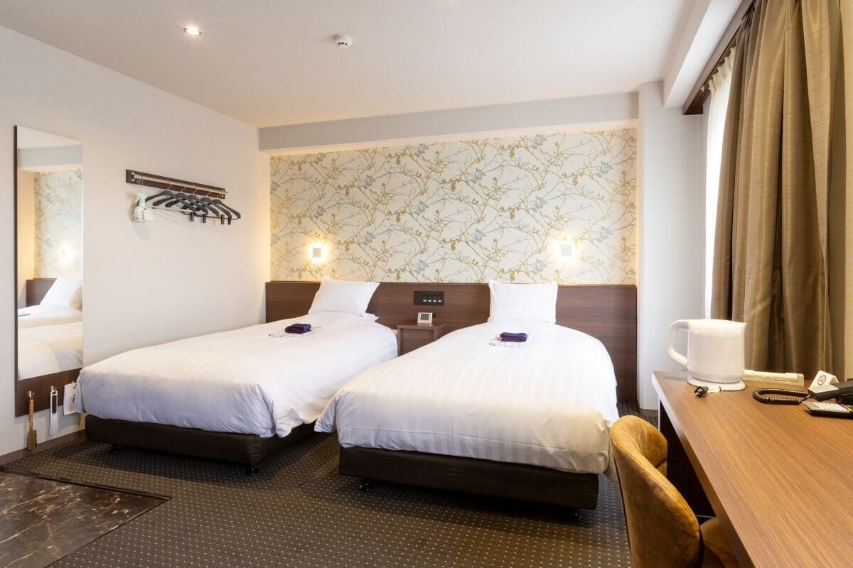 superior twin room, non smoking | desk, iron/ironing board, bed sheets