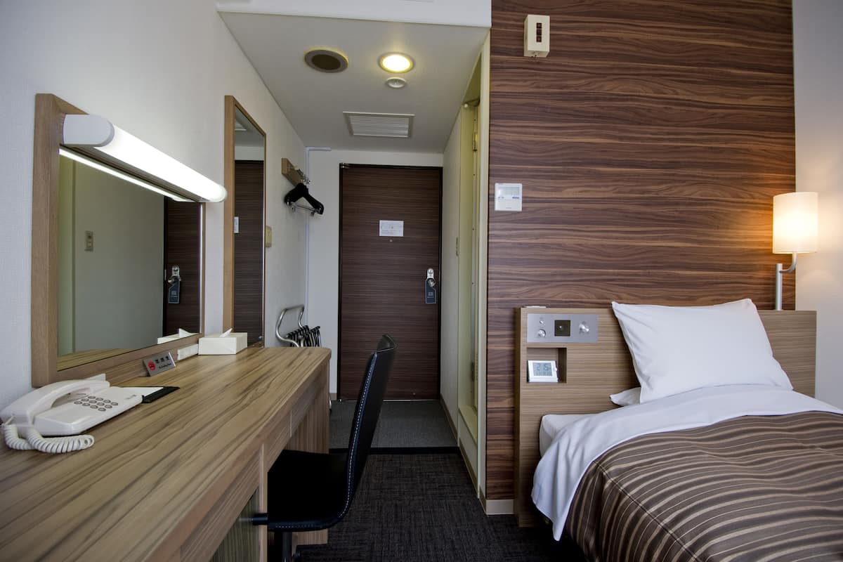 Bureau, fer et planche à repasser, draps fournis