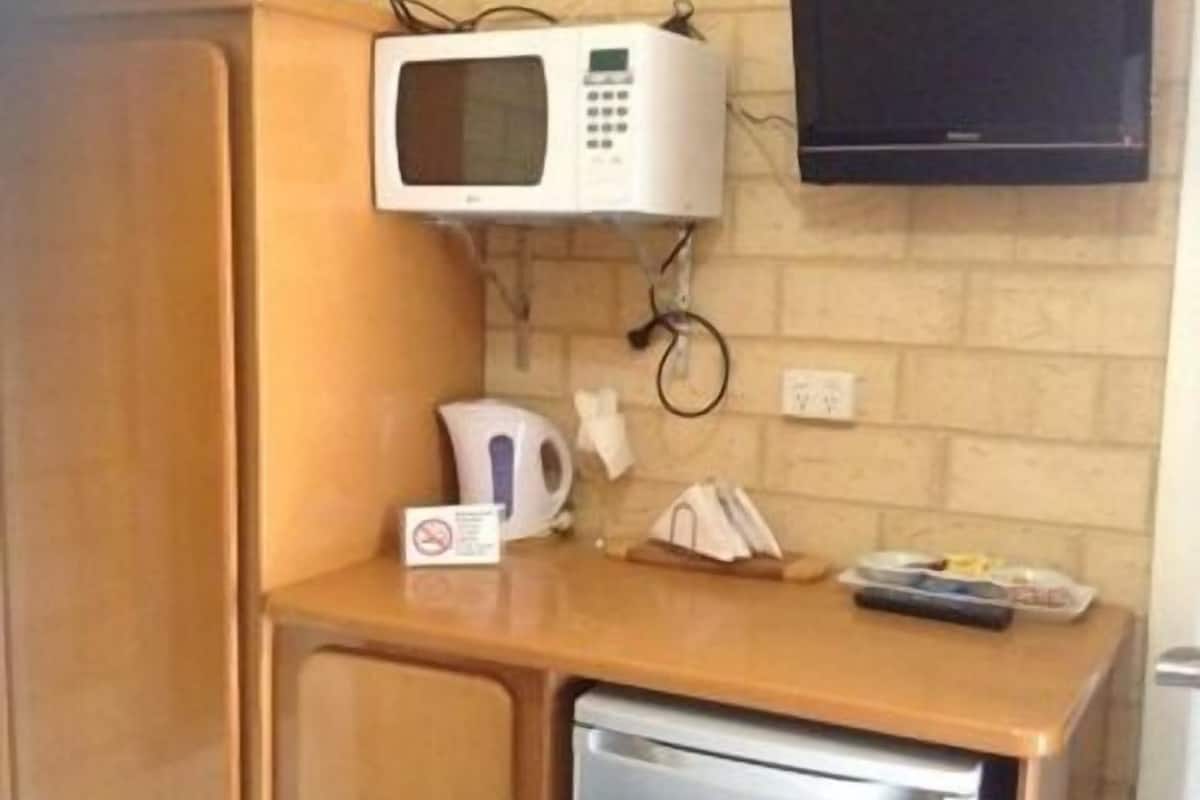 Tweepersoonskamer (The Jackaroo ) | Privékitchenette | Een koelkast, een magnetron, een koffiezetapparaat/waterkoker