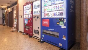 Vending machines in a hallway with a floor and walls. - Hotel Axia Inn Kushiro (Kushiro)
