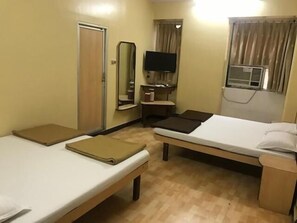 Free WiFi, bed sheets - Sangam Guest House (Mumbai)