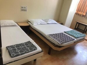 Free WiFi, bed sheets - Sangam Guest House (Mumbai)