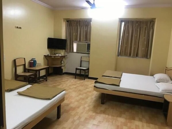 Free WiFi, bed sheets - Sangam Guest House (Mumbai)