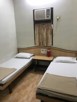 Free WiFi, bed sheets - Sangam Guest House (Mumbai)