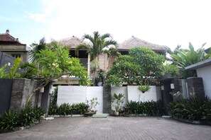 숙박 시설 입구