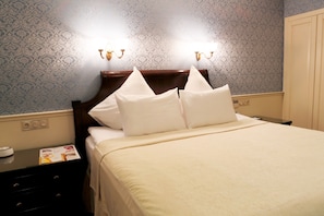In-room safe, desk, free WiFi