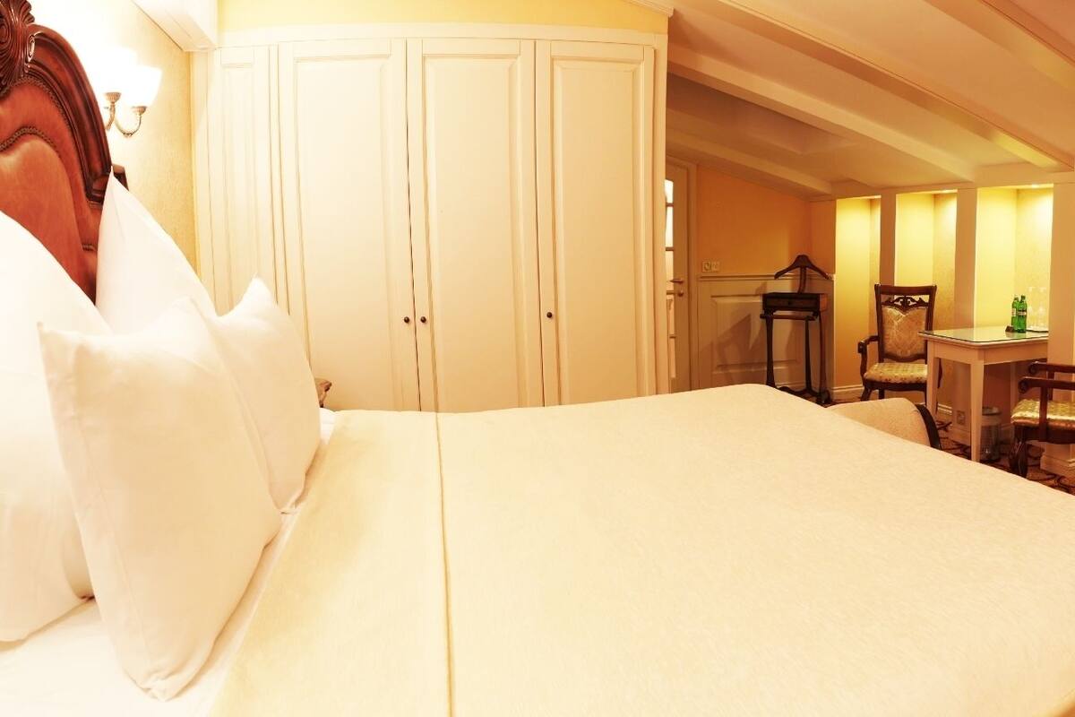 In-room safe, desk, free WiFi