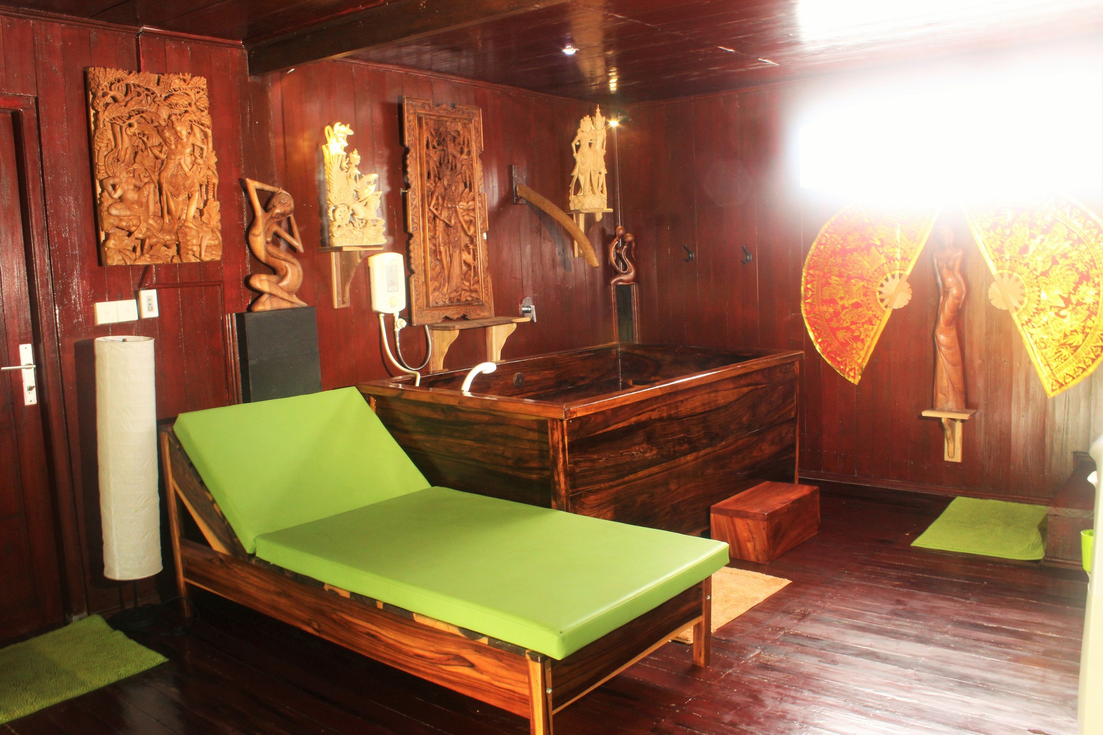 deluxe cottage (mahogany) | bathroom | free toiletries, towels