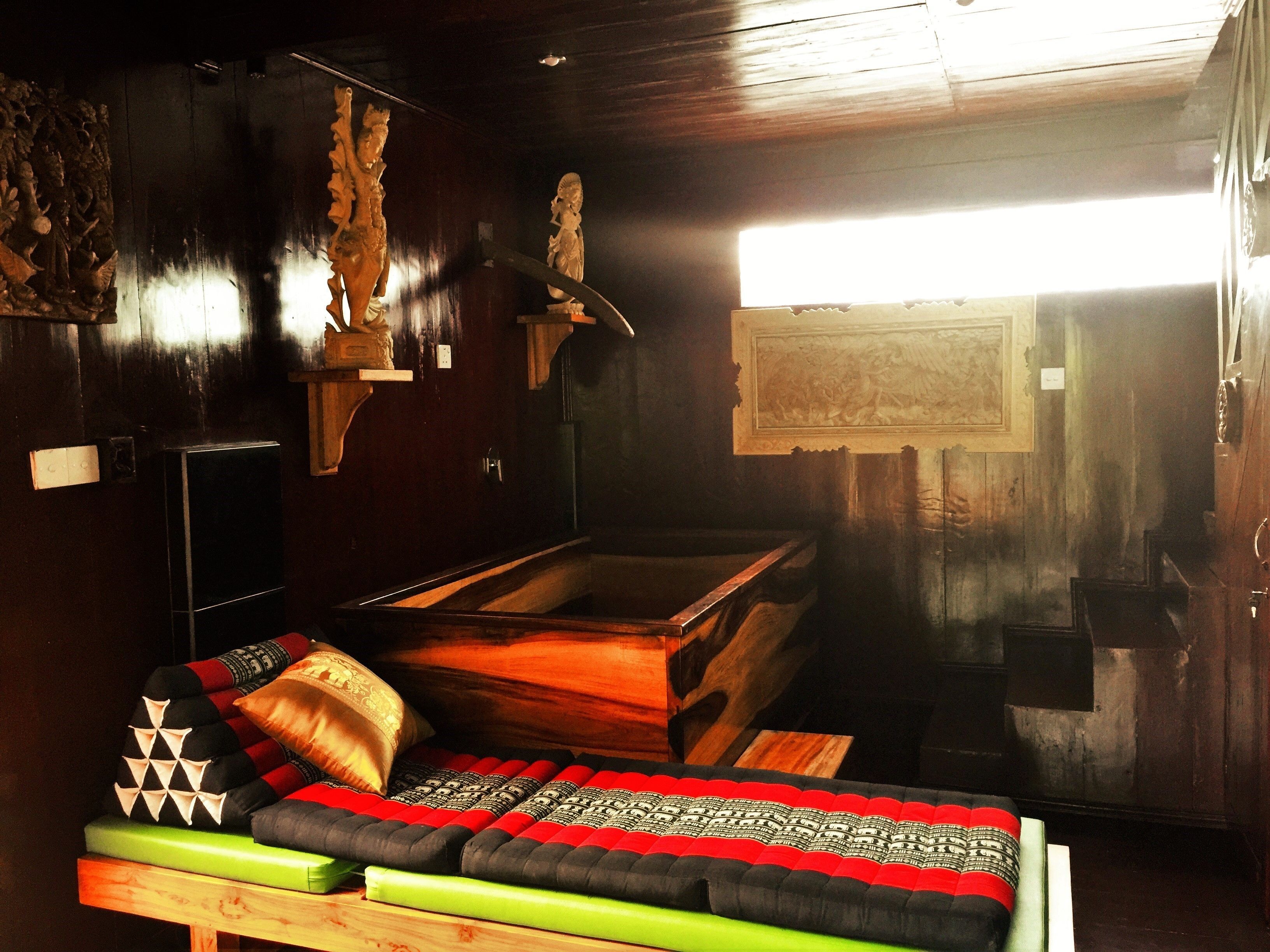 deluxe cottage (mahogany) | bathroom | free toiletries, towels