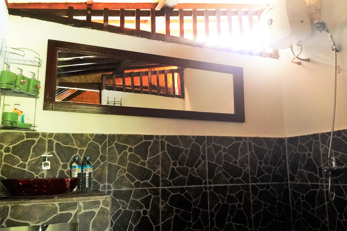 standard cottage (bamboo) | bathroom | free toiletries, towels