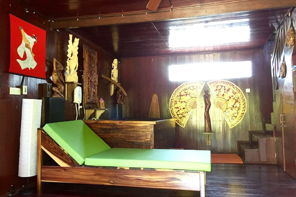 deluxe cottage (mahogany) | bathroom | free toiletries, towels