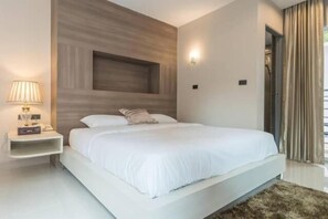 Minibar (inkludert), blendingsgardiner og strykejern/-brett