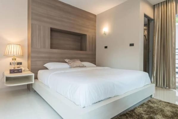 Free minibar, blackout drapes, iron/ironing board, free WiFi