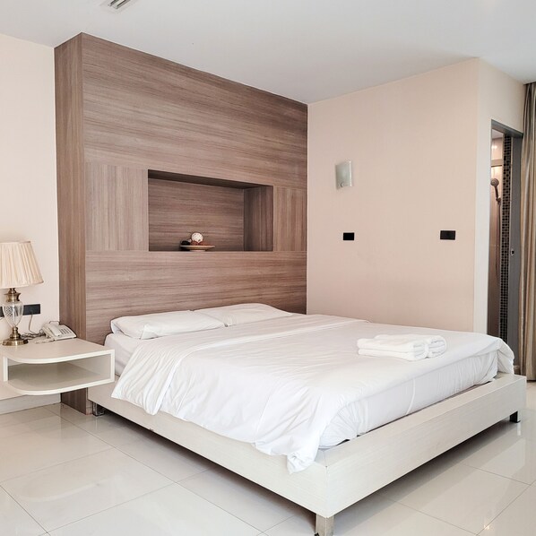 غرفة ديلوكس | عناصر مجانية داخل الميني بار وستائر تعتيم ومكواة/لوح كي وواي فاي مجانًا