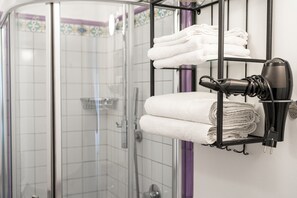 Ravello | Bathroom | Shower, free toiletries, hair dryer, slippers - Amalfi Andrea`s House (Amalfi)