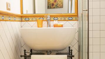 Positano | Baño | Ducha, artículos de higiene personal gratuitos y secador de pelo