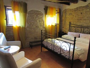 Quarto casal | Ferros/tábuas de passar roupa, berços grátis, Wi-Fi de cortesia