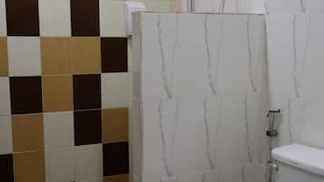 Ducha, artículos de tocador gratuitos, toallas