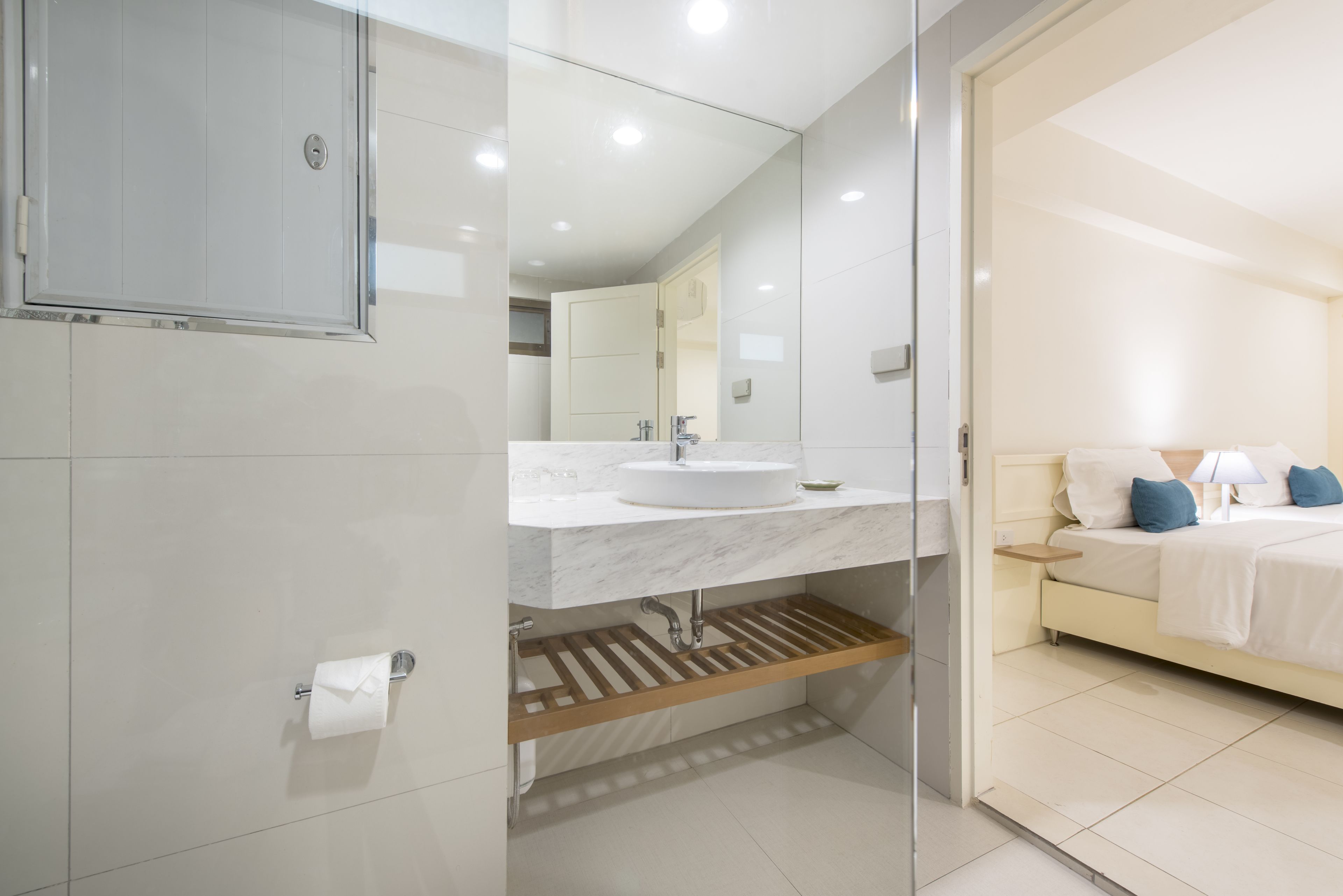 shower, rainfall showerhead, free toiletries, hair dryer