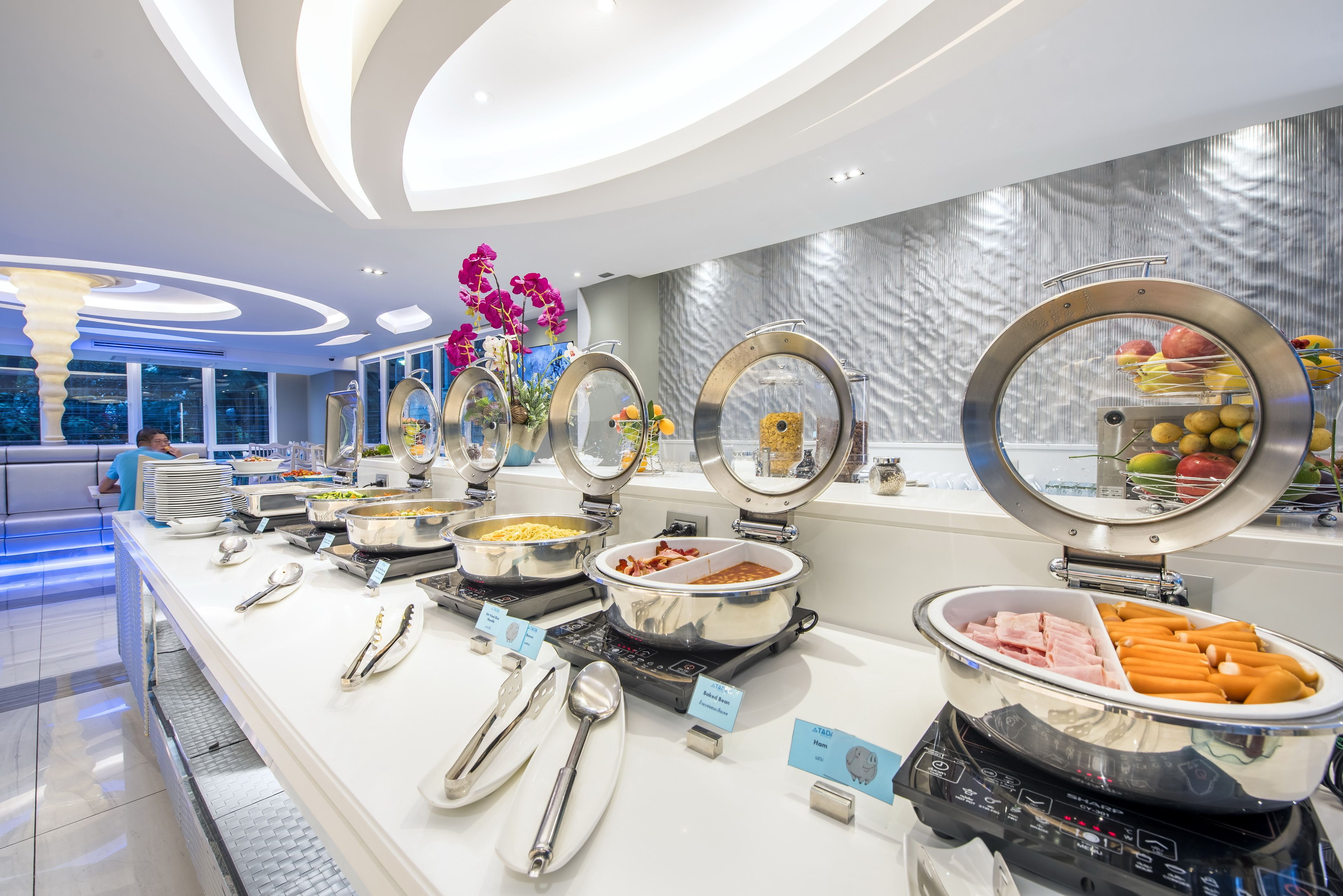 daily cooked-to-order breakfast (thb 300 per person)