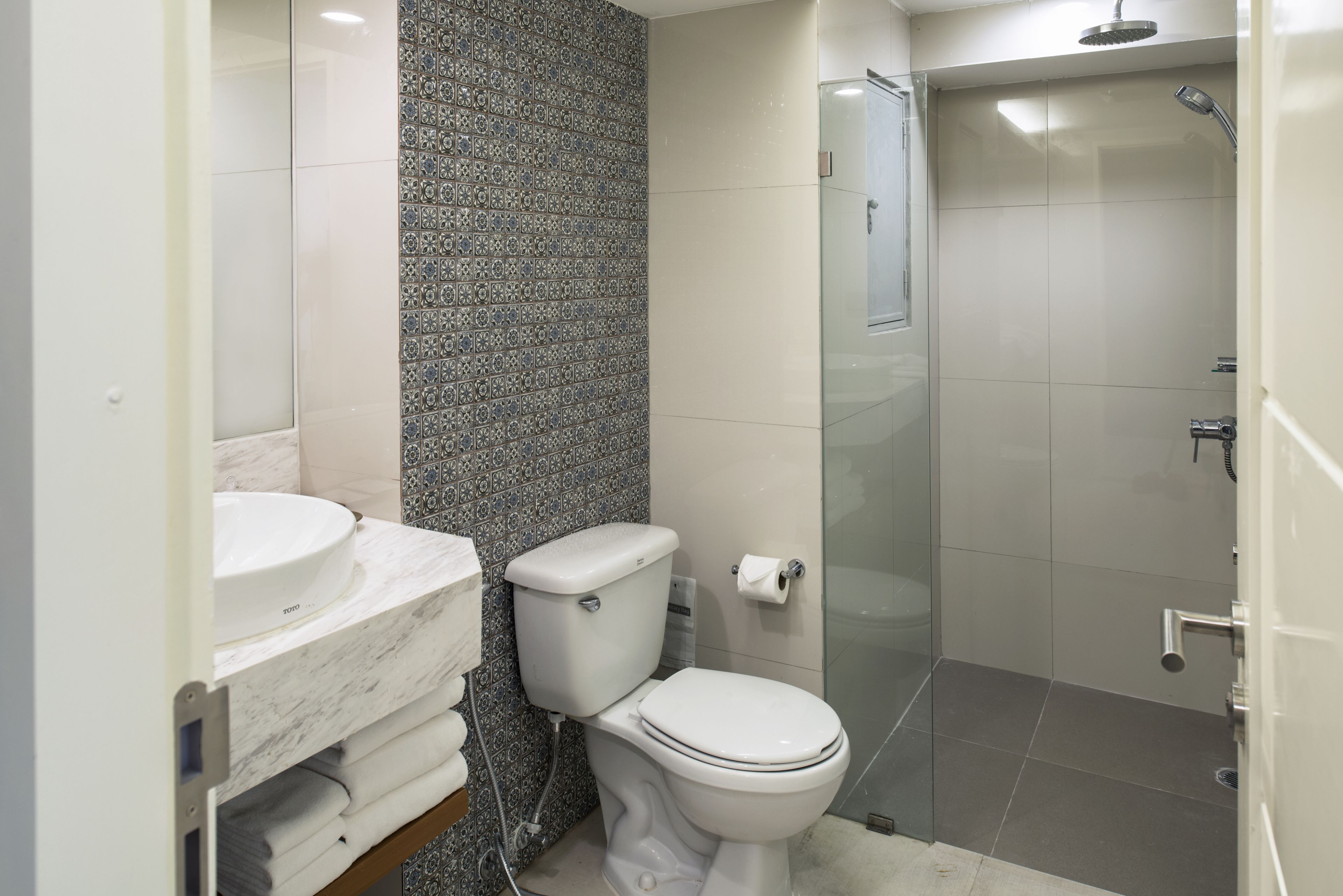 shower, rainfall showerhead, free toiletries, hair dryer