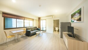 Suite | Living area | 32-inch LED TV with satellite channels, TV - Le Tada Residence (Bangkok)