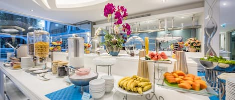 Daily cooked-to-order breakfast (THB 300 per person)