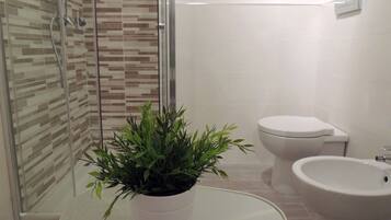 Superior-Dreibettzimmer | Badezimmer | Kostenlose Toilettenartikel, Haartrockner, Bidet, Handtücher