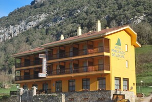 Vista frontal de la propiedad