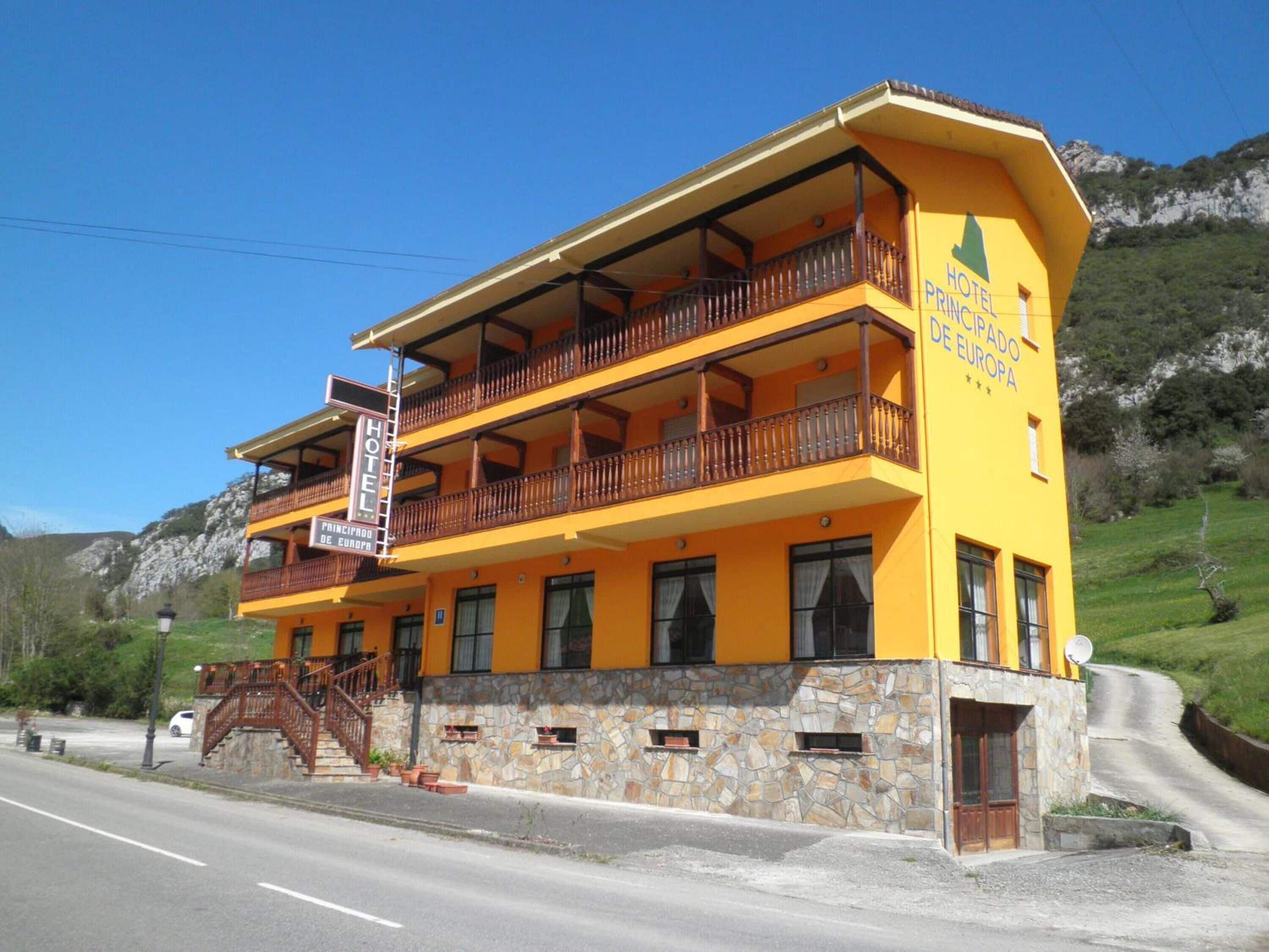 Un hôtel à deux étages doté de balcons et d’une façade en pierre.