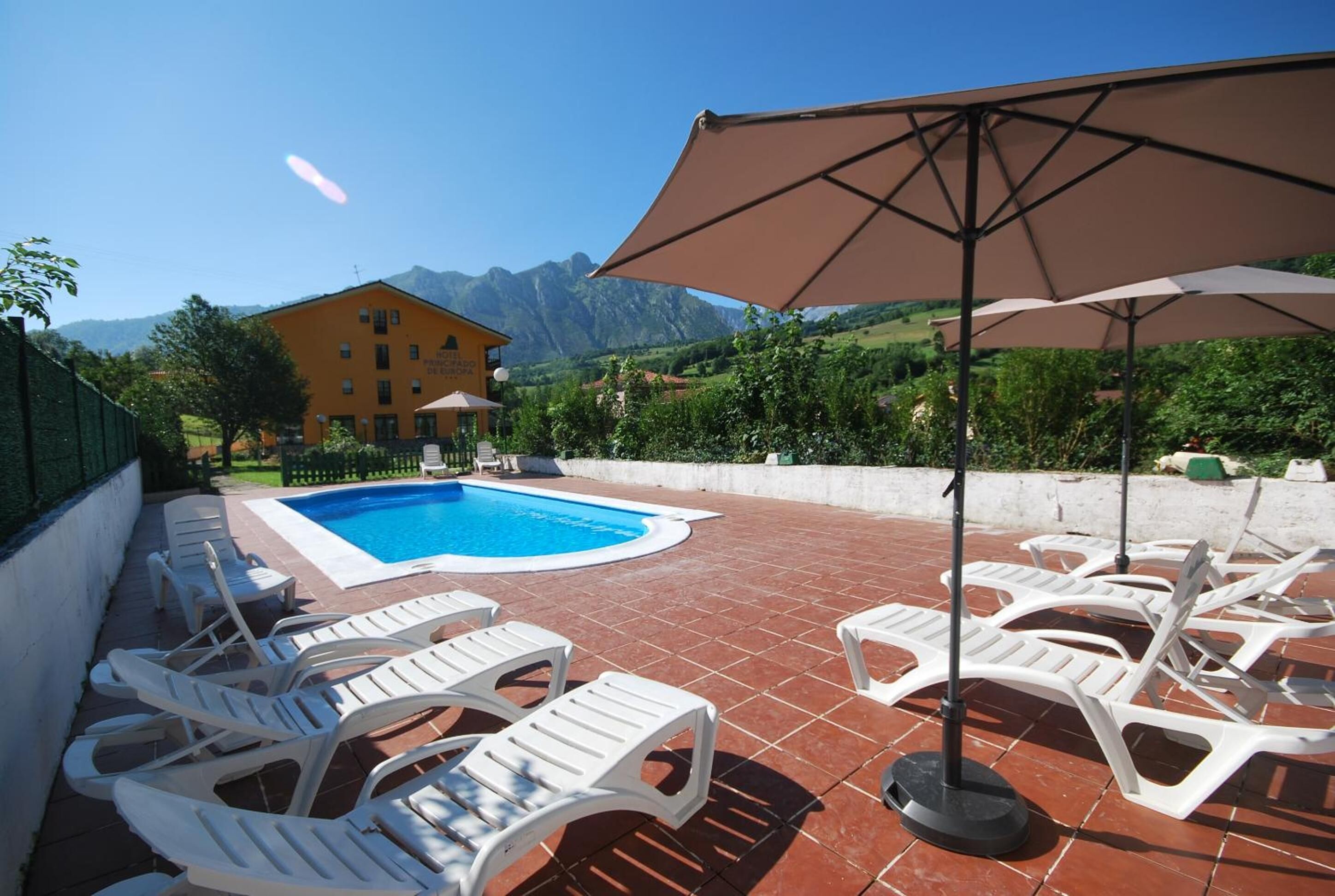 Ulkouima-allas, aurinkovarjoja, aurinkotuoleja