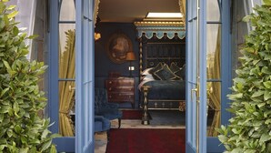 Una habitación con una cama, un tocador y una silla.