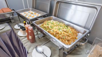 Päivittäinen buffetaamiainen (150 THB per henkilö)