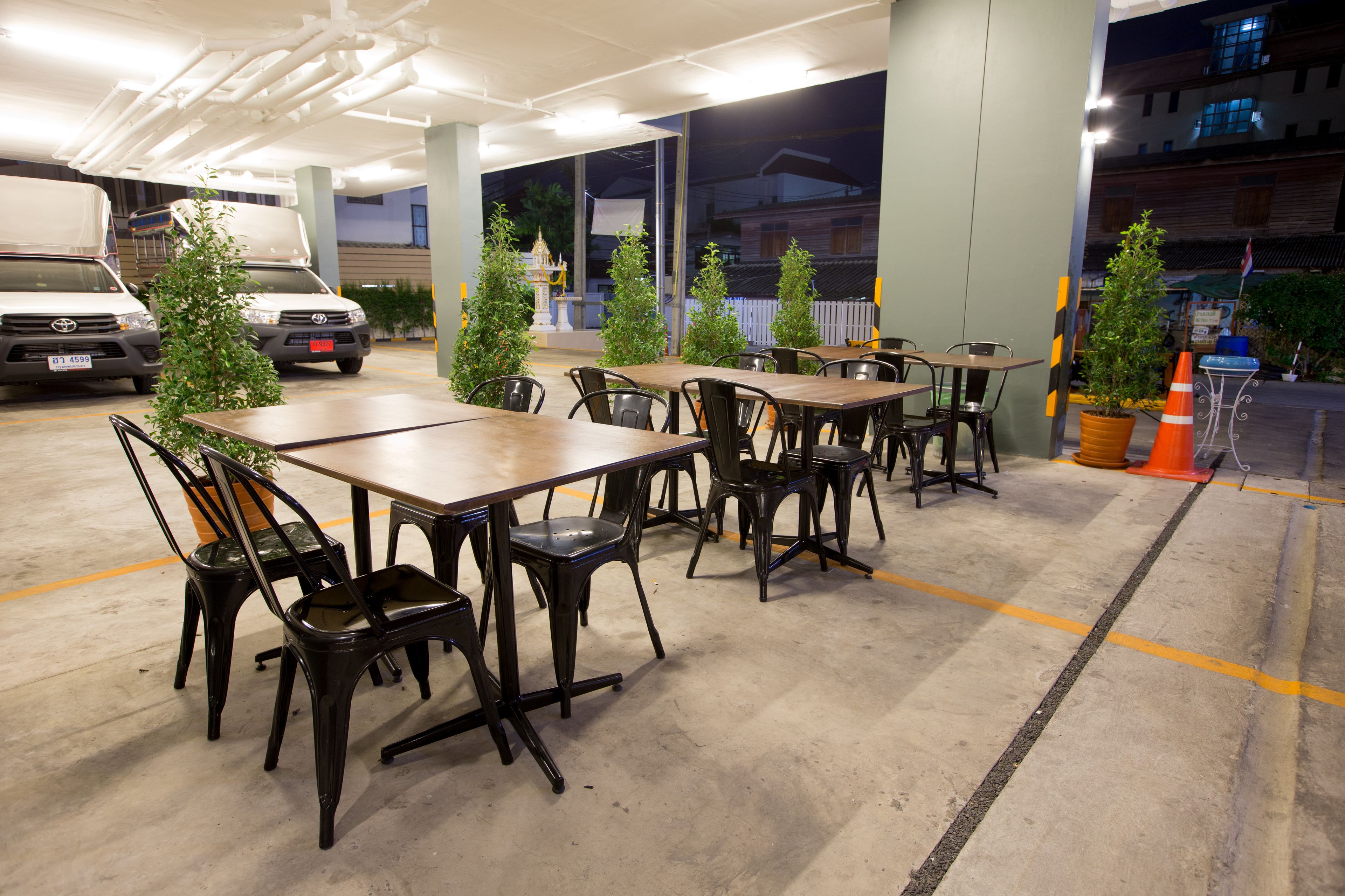 breakfast, lunch, dinner served; international cuisine