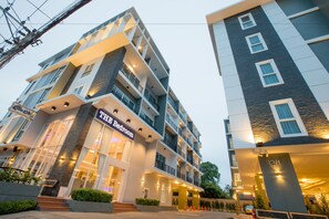 Front of property – evening/night - The Bedroom Ladprao 101 (Bangkok)