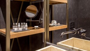 Suite | Kamar mandi | Shower, perlengkapan mandi gratis, pengering rambut, dan jubah mandi