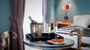 Phòng Suite | Khu vực ăn uống tại phòng