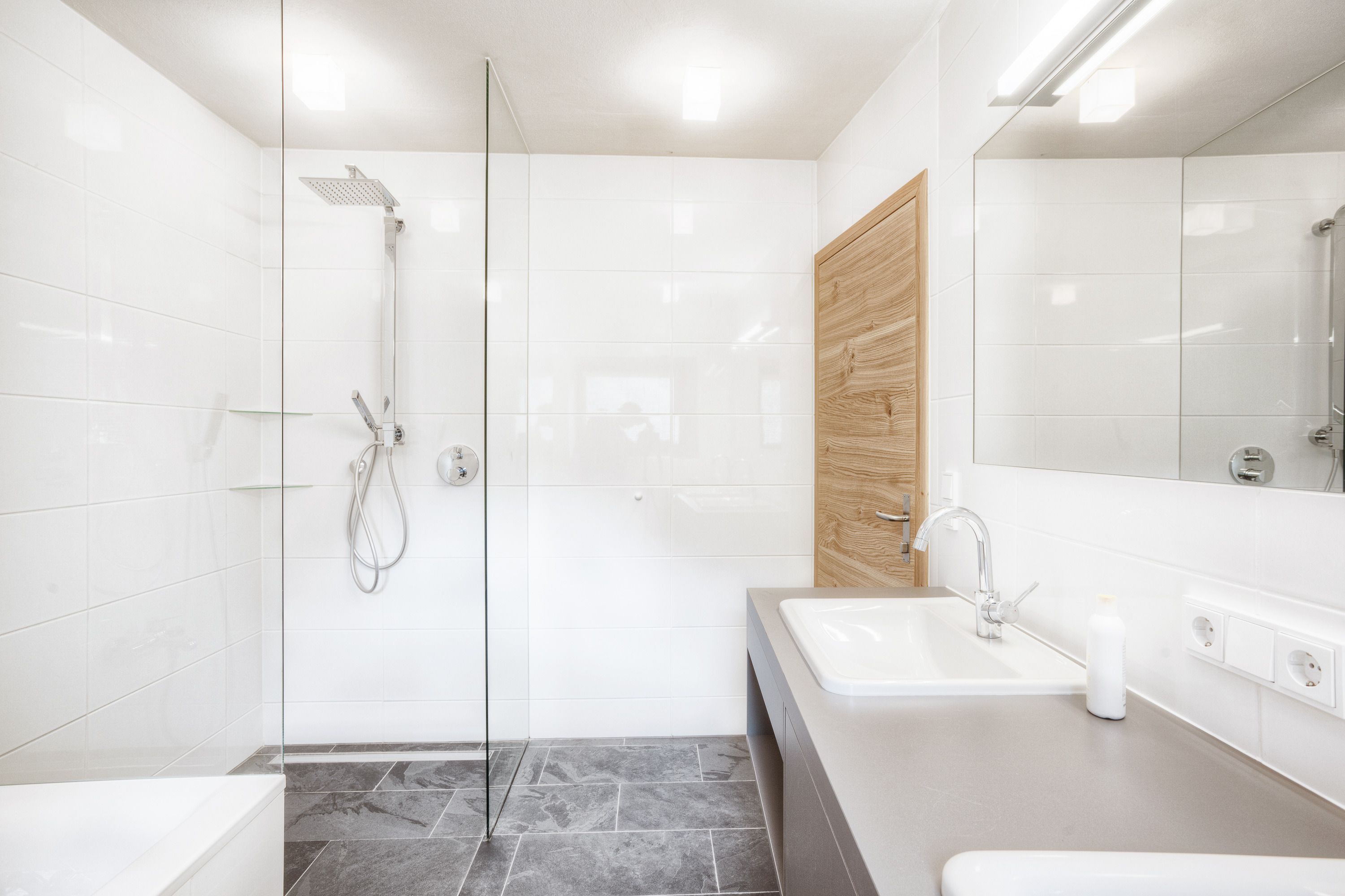 Executive Apartment, 4 Bedrooms, Non Smoking, Kitchen | Bathroom | Separate tub and shower, rainfall showerhead, free toiletries