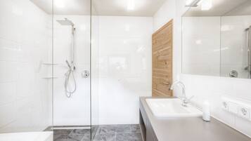 Executive Apartment, 4 Bedrooms, Non Smoking, Kitchen | Bathroom | Separate tub and shower, rainfall showerhead, free toiletries