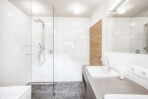 Apartamento ejecutivo, 4 habitaciones, no fumadores, cocina | Baño | Bañera y ducha independientes y cabezal de ducha tipo lluvia
