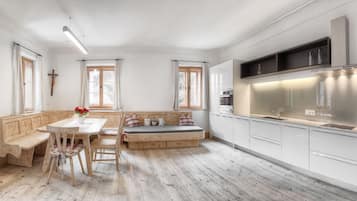 Departamento ejecutivo, 4 habitaciones, para no fumadores, cocina | Cocina privada | Refrigerador, microondas, horno y parrilla de estufa