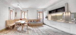 Apartamento ejecutivo, 4 habitaciones, no fumadores, cocina | Cocina privada | Frigorífico, microondas, horno y placa de cocina