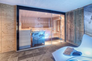 Une salle de bain moderne dotée d’une douche à parois de verre, de lambris en bois et d’un grand miroir.